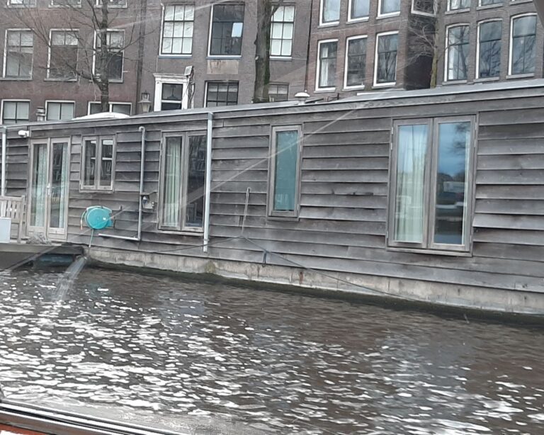 2,500 Houseboats situated along Canals