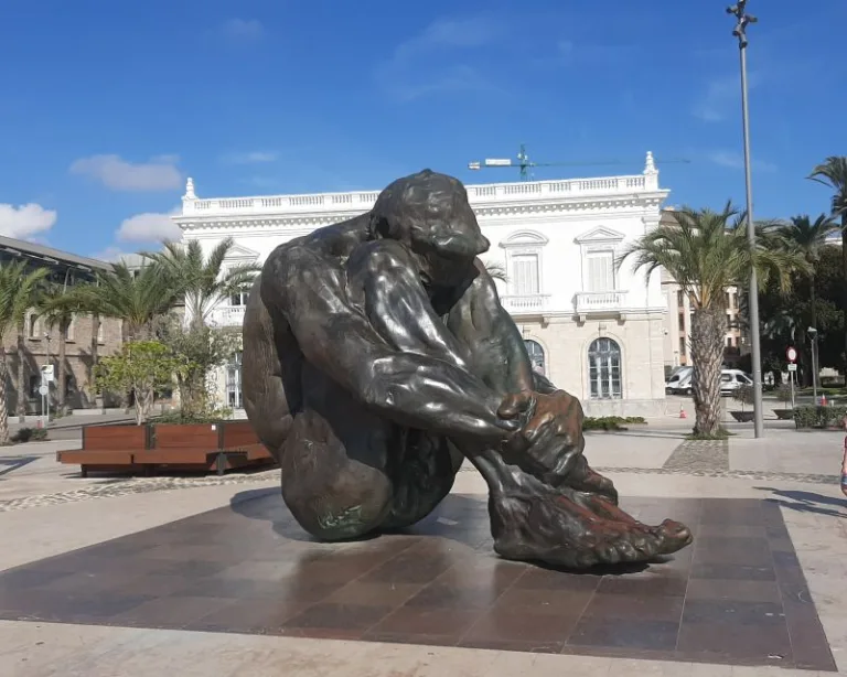 5m Statue in Plaza del Pueto